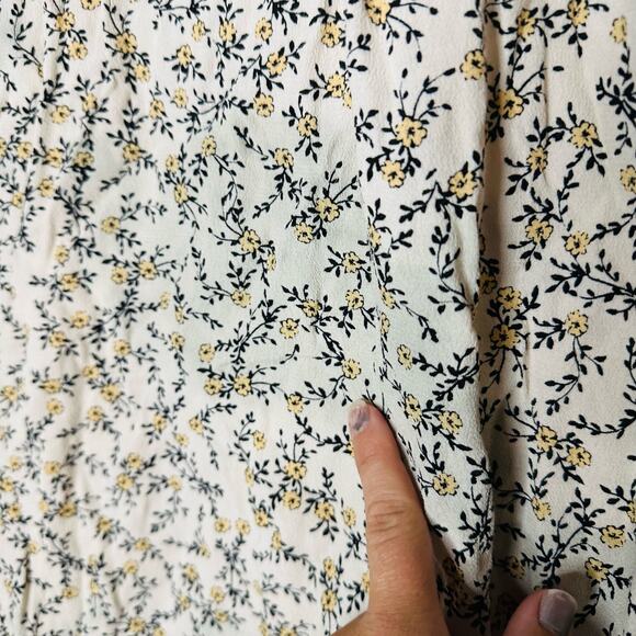 CUPCAKES AND CASHMERE Halston Cameo Rose Print V-Neck Blouse Size Large - Picture 7 of 13